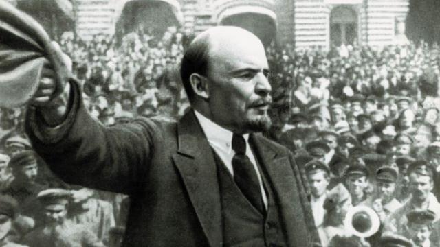 18700422 NACE LENIN. Nace en la ciudad rusa de Simbirsk (actual Uliánovsk) el político y revolucionario Lenin (Vladimir Ilyich Ulianov), líder de la Revolución de Octubre de 1917. Creó una corriente de pensamiento dentro del marxismo y fue el primer presidente de la Unión de Repúblicas Socialistas Soviéticas.