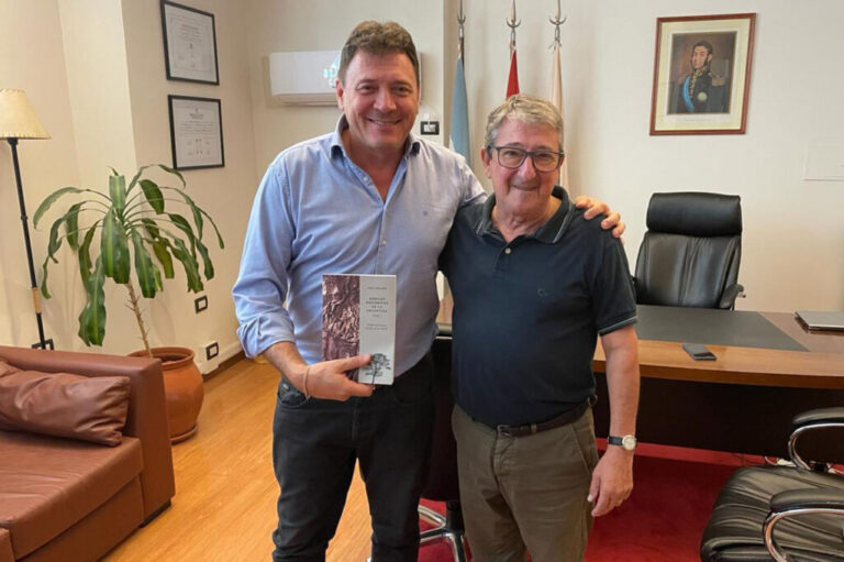 El licenciado Aníbal Fernández le presentó a Raimundo su libro “Árboles históricos de la Argentina”