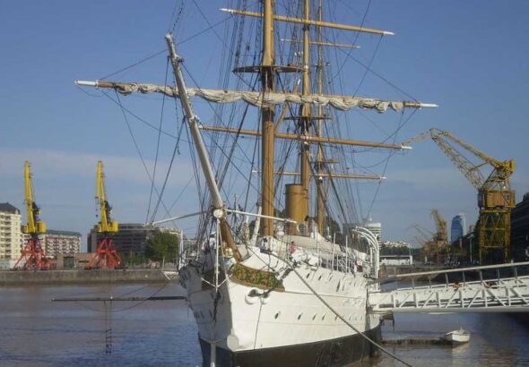 Efemérides del 18 de Abril: San Pedro. Caruso. Juana de Arco. Fragata Sarmiento. Einstein. La Serna. Gallardo. Frondizi. Radioaficionado