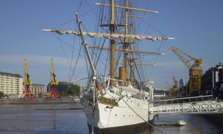 Efemérides del 18 de Abril: San Pedro. Caruso. Juana de Arco. Fragata Sarmiento. Einstein. La Serna. Gallardo. Frondizi. Radioaficionado