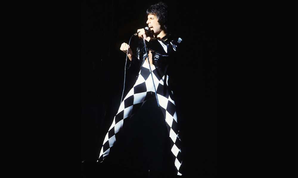 19920420 FREDDIE MERCURY. Unos 72.000 fans asisten en el estadio de Wembley a un concierto de homenaje a Freddie Mercury, cinco meses después de la muerte del líder de la banda británica de rock Queen. Actuaron además Metallica, Guns N’ Roses, Extreme, David Bowie y Elton John, entre otros artistas.