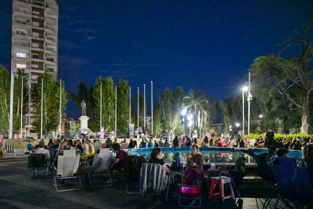 Con impronta malvinera, este sábado finaliza el ciclo 2024 de Noche de Verano en la Plaza