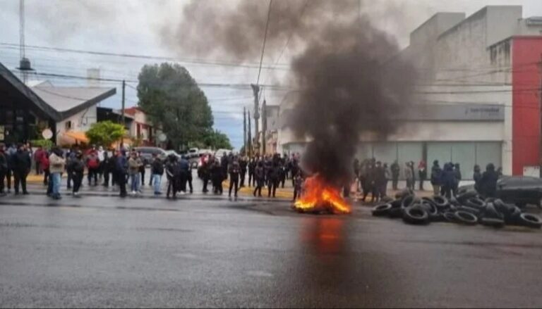 Misiones: Siguen los paros y la protesta de Policías, Docentes y otros sectores. Marchas a Legislatura y casa del Gobernador