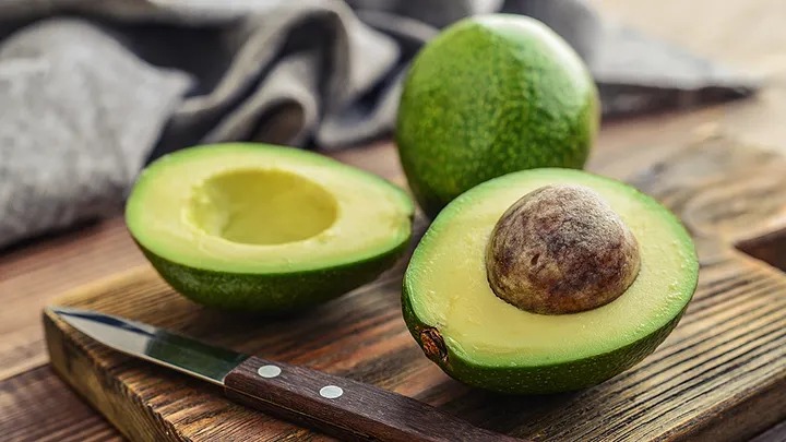 SALUD Y BIENESTAR PALTA AGUACATE CORTADA SEMILLA HUESO