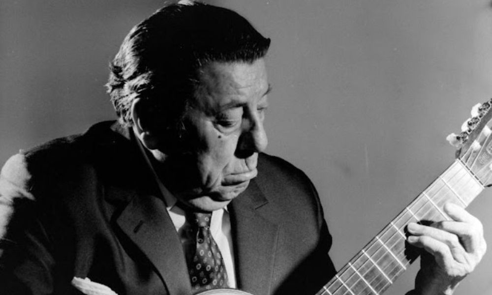 19920523 ATAHUALPA YUPANQUI. A los 84 años de edad muere en la ciudad francesa de Nimes, el cantautor, guitarrista y poeta Atahualpa Yupanqui, considerado como el músico más importante del folklore argentino. «Don Ata» grabó más de 60 álbumes.