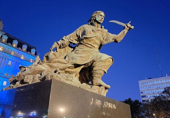 Efemérides 25 de Mayo: Revolución de Mayo Pirámide Azurduy River Colón Gatica Bombonera Mundstock Cámpora Jauretche StarWars