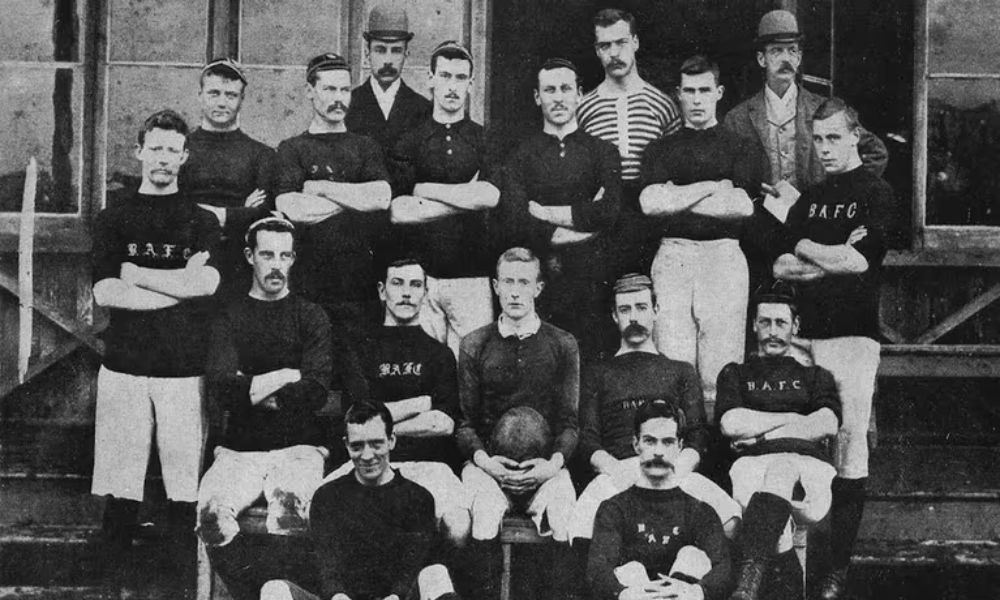 18670509 BS. AS. FOOTBALL CLUB. Los hermanos británicos Thomas y James Hogg encabezan un grupo de trabajadores ferroviarios con el que fundan el Buenos Aires Football Club, el primer club de fútbol de Argentina y de Sudamérica. El equipo practicó primero fútbol pero luego se dedicó al rugby.