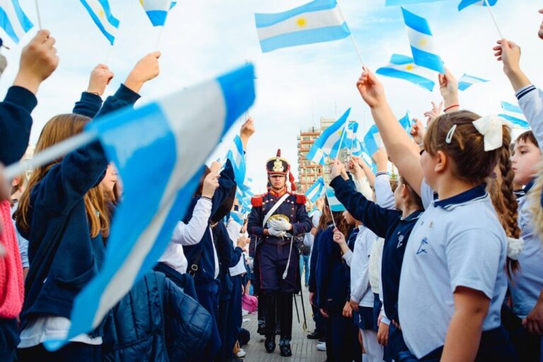 Invitan a abrazar el Campo de la Gloria con una gran bandera argentina