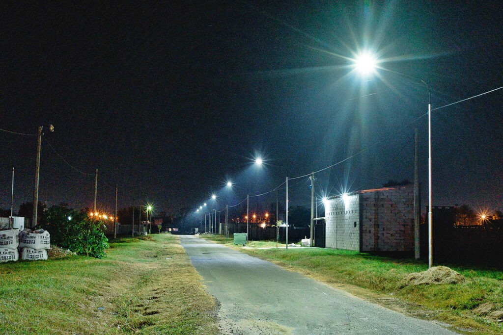 La Municipalidad de San Lorenzo instaló alumbrado led en diferentes calles de la zona oeste