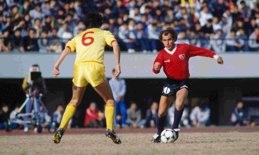 19720625 RICARDO BOCHINI. A la edad de 18 años debuta en la Primera División de Independiente el mediocampista ofensivo Ricardo Bochini, una de las grandes figuras del fútbol argentino.