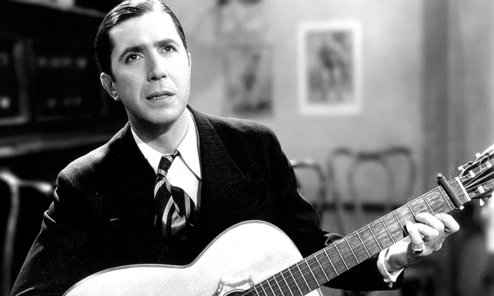 19350623 CARLOS GARDEL. El cantautor de tangos Carlos Gardel, apodado «El zorzal criollo», canta por última vez en una audición especial en la Radio La Voz de Medellín, la ciudad colombiana donde moriría el 24 de junio de 1935 en el choque de su avión con otra aeronave cuando iba a despegar del aeropuerto Olaya Herrera.