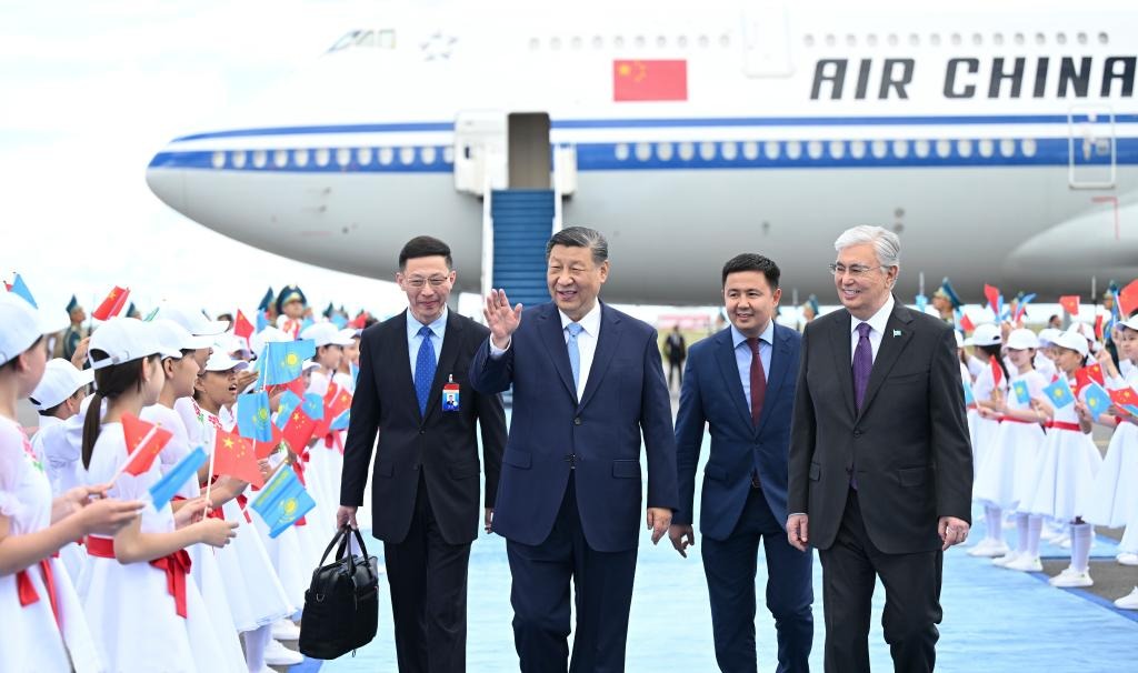 20240702 Presidente chino Xi Jinping llega a Kazajistán a 24 Reunión Consejo de Jefes de Estado de la Organización de Cooperación de Shanghai y realizar visita de Estado invitado x Presidente Kassym-Jomart Tokayev