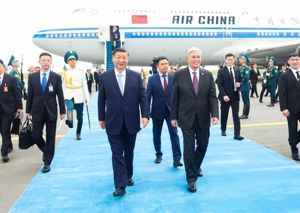 20240702 Presidente chino Xi Jinping llega a Kazajistán por 24 Reunión Consejo de Jefes de Estado de la Organización de Cooperación de Shanghai y realizar visita de Estado invitado x Presidente Kassym-Jomart Tokayev
