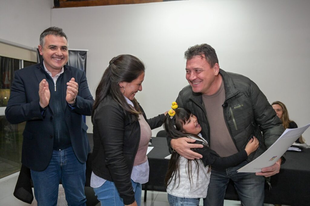 20240705 SAN LORENZO Familias de Bouchard y José Hernández recibieron las escrituras de sus viviendas, tramitadas por la Municipalidad