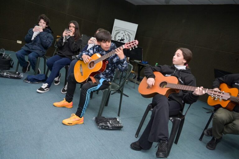 La Orquesta Folklórica Municipal recibió nueva indumentaria e insumos para sus instrumentos