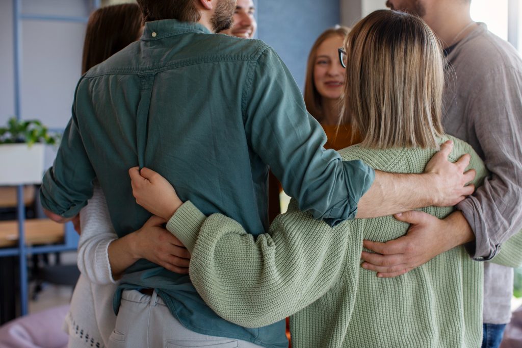 Los Beneficios Científicos del Abrazo y su Impacto en la Salud Emocional