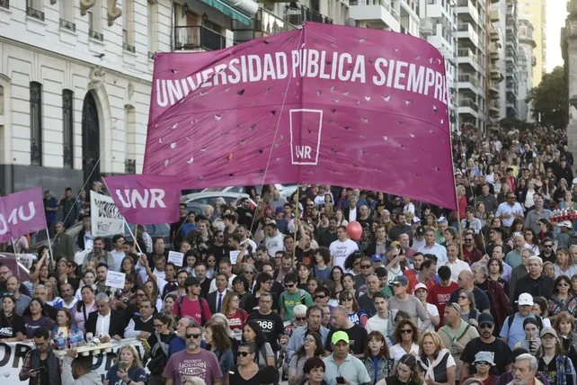 Efecto Milei: Impresionante Marcha Federal Universitaria a favor de la Educació Pública