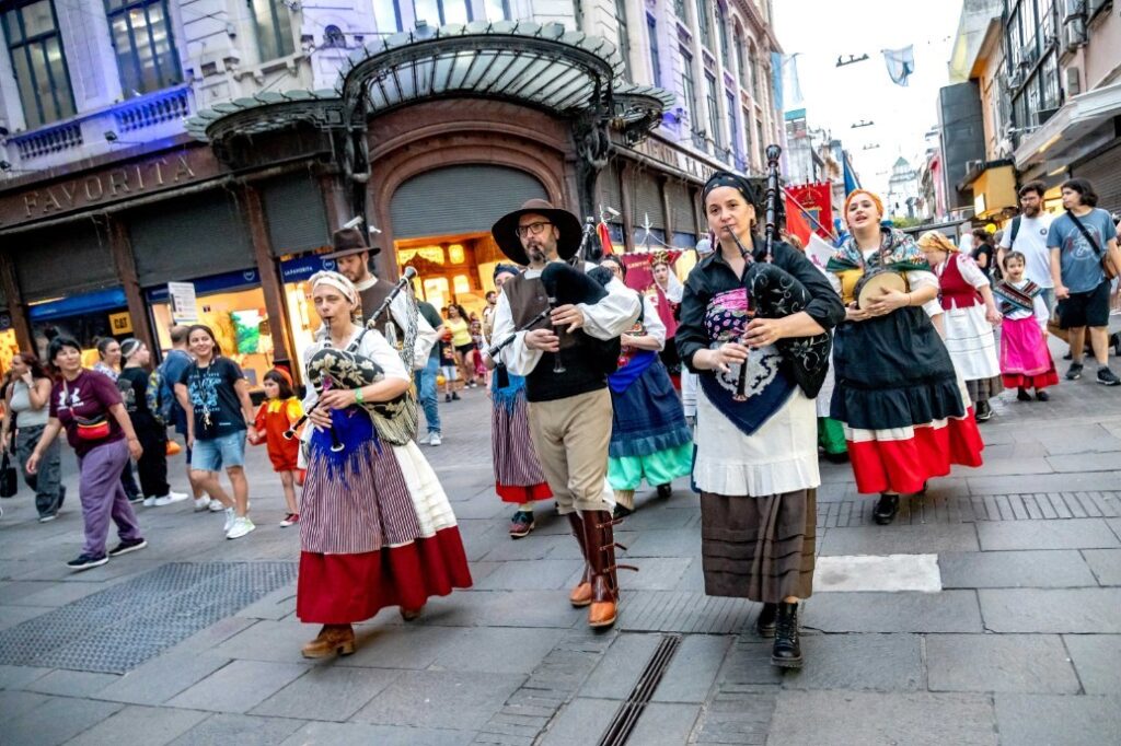 Colectividades: Gran despliegue de música y color en el tradicional desfile por el centro rosarino