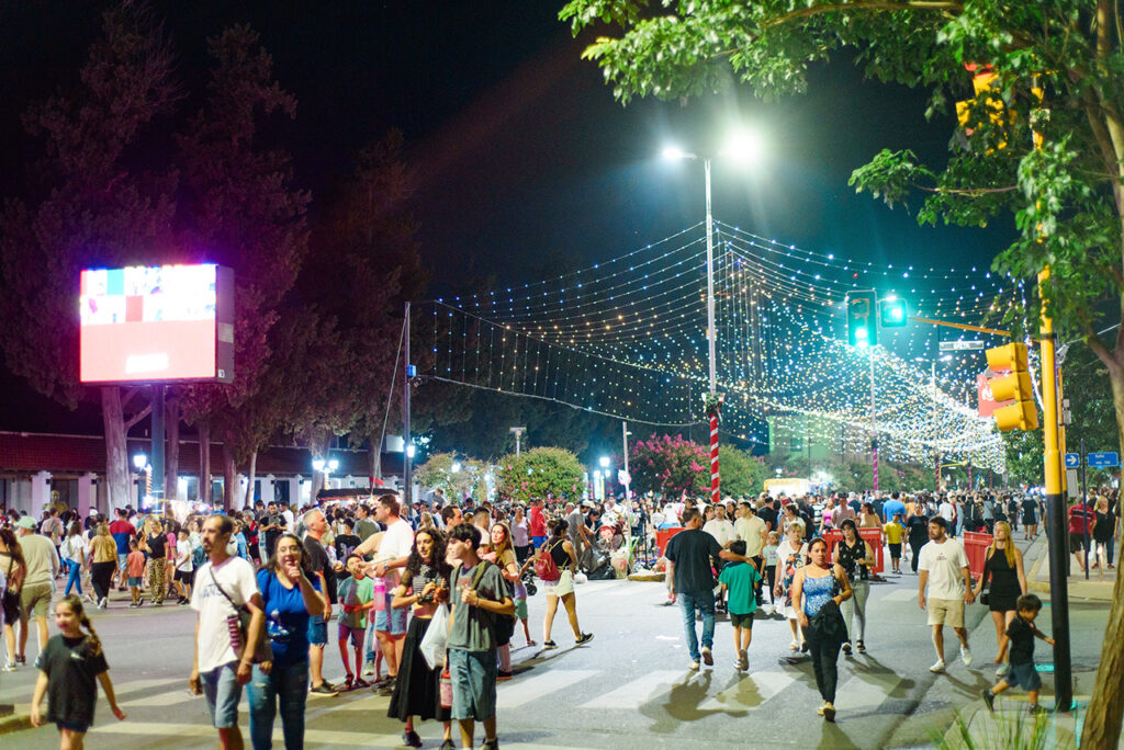 Este viernes la avenida se convierte en peatonal, con buena música y gastronomía bajo las estrellas