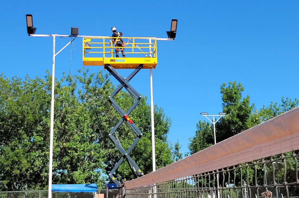 La Municipalidad instala un sistema lumínico de última generación en las canchas de tenis del Poli