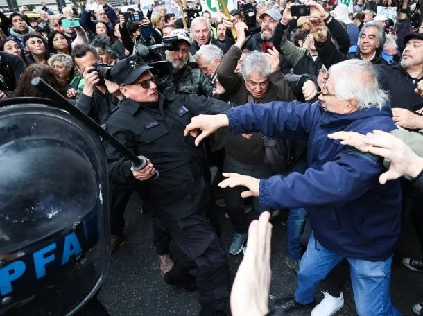 El Dictador Milei brutal represión: fotógrafo en terapia intensiva más palos a jubilados y demás manifestantes