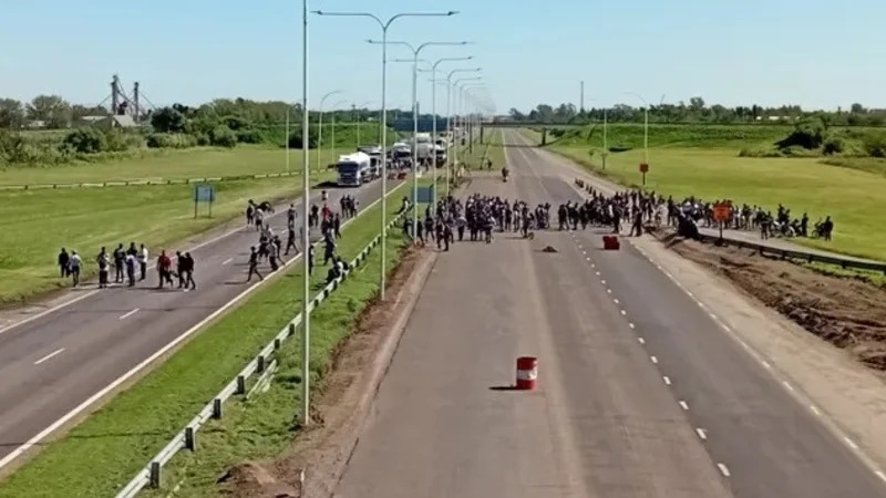 20250314 GREMIALES SOEA VICENTIN DEBE SUELDOS TRABAJADORES CORTAN AUTOPISTA SAN LORENZO