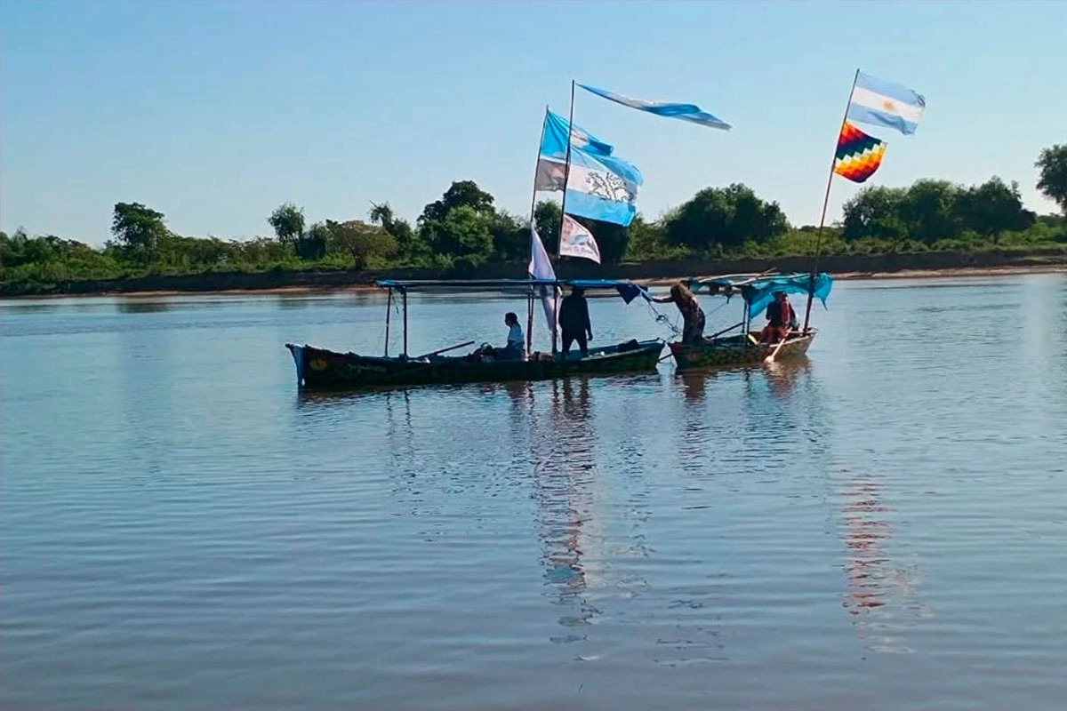 Remada en defensa del río Paraná: sigue la travesía entre buques y cerealeras extranjeras