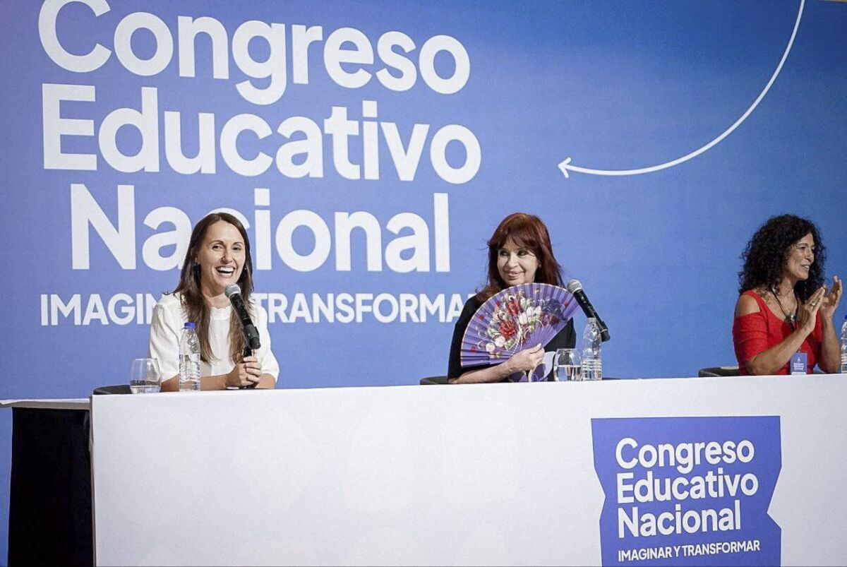 CFK: “Cuando más oscuro está, es porque está más cerca el amanecer” Video Completo Cristina en Congreso de Educación