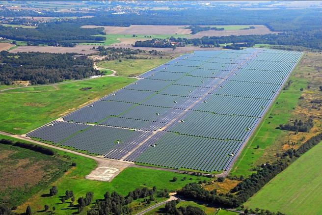 La central de energía solar de Waldpolenz, cerca de Leipzig (Alemania), ocupa los terrenos de una antigua base militar