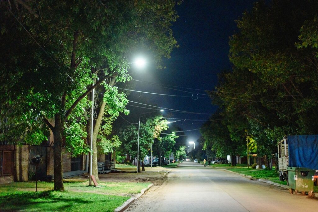 Los barrios Rivadavia, El Pino y 3 de Febrero quedaron iluminados al 100% con luces led