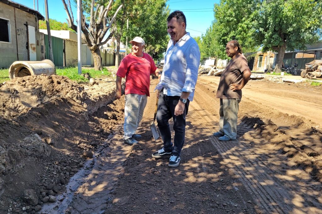 La Municipalidad elimina zanjas y construye nuevos pavimentos en barrio Villa Felisa