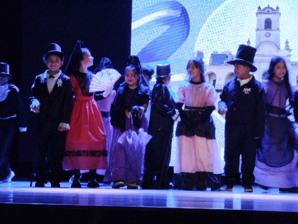 Acto 25 de Mayo: Alumnos de la escuela 6033 se lucieron en el escenario del teatro Acto 25 de Mayo: Alumnos de la escuela 6033 se lucieron en el escenario del teatro