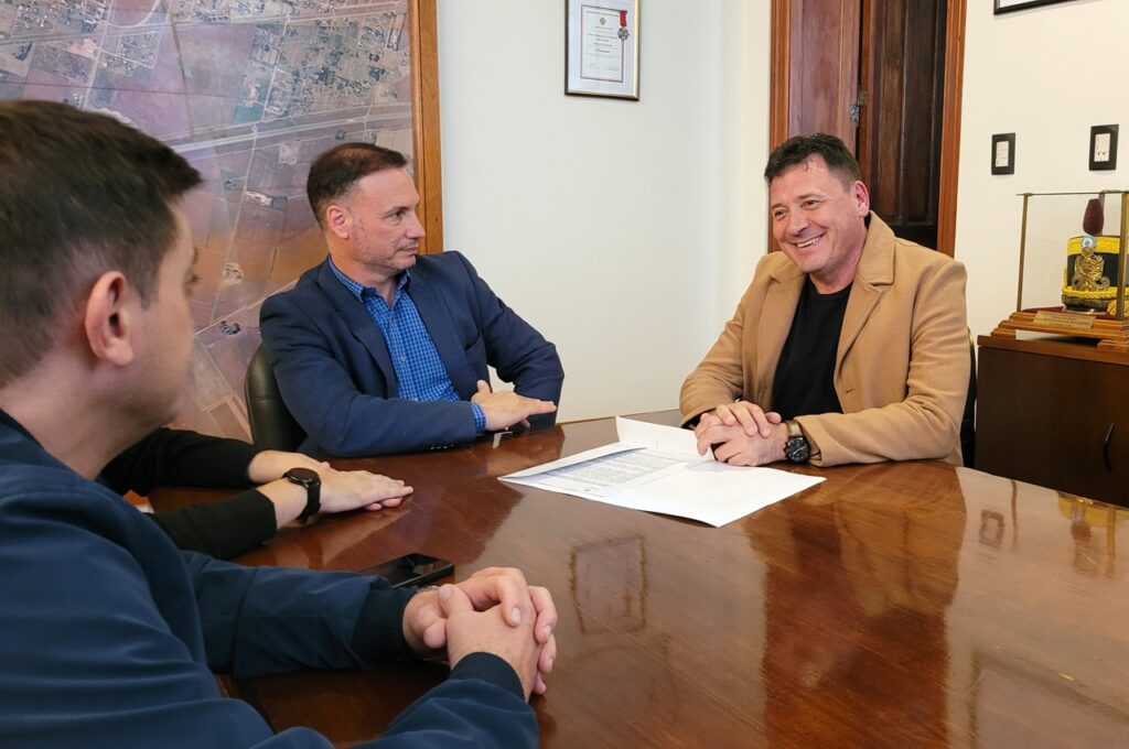 Raimundo firmó con el ministro Enrico un convenio que ratifica la obra de cloacas para la zona sur Raimundo firmó con el ministro Enrico un convenio que ratifica la obra de cloacas para la zona sur