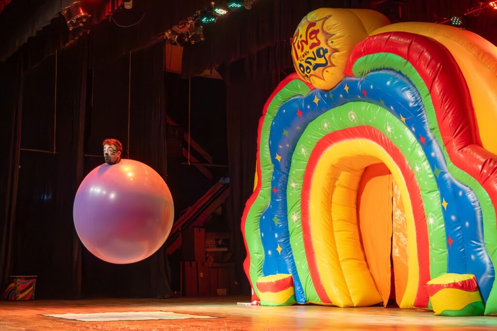En la semana de los jardines, los chicos se divierten con un show de payasos en el teatro En la semana de los jardines, los chicos se divierten con un show de payasos en el teatro