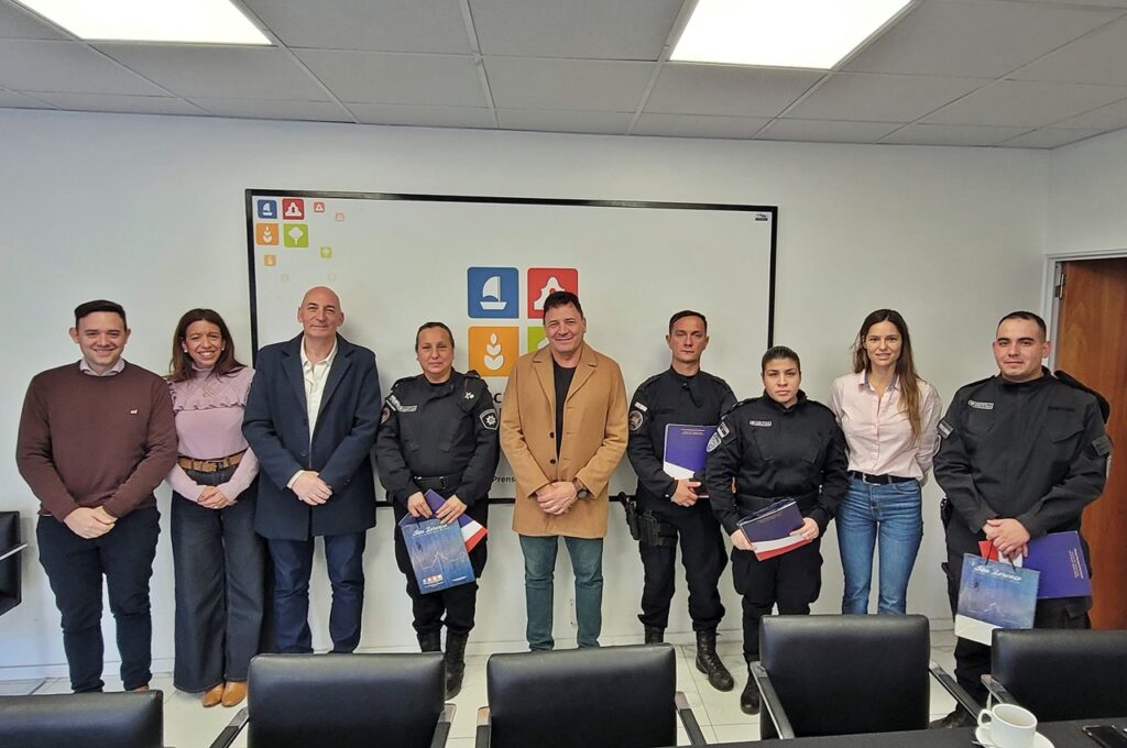 Raimundo reconoció a policías que, capacitados por la Municipalidad, le salvaron la vida a un hombre con maniobras de RCP Raimundo reconoció a policías que, capacitados por la Municipalidad, le salvaron la vida a un hombre con maniobras de RCP