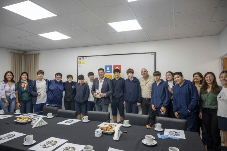 Raimundo declaró de Interés Cultural el libro “De mundiales y algo más”, escrito por alumnos del Colegio San Carlos