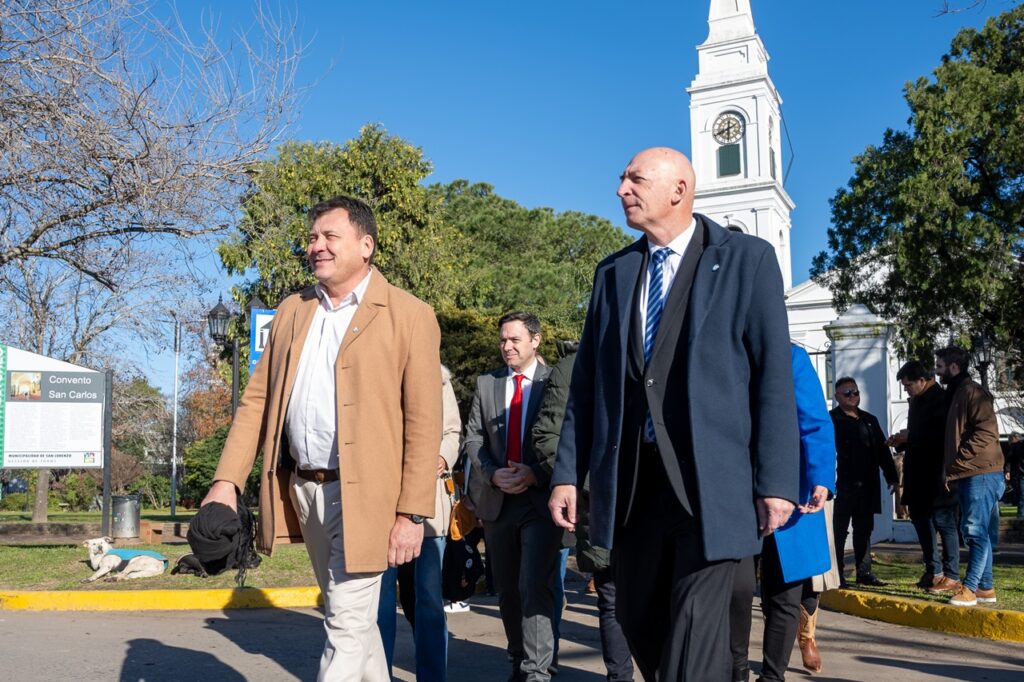 El Campo de la Gloria se vistió de celeste y blanco para celebrar a la bandera argentina El Campo de la Gloria se vistió de celeste y blanco para celebrar a la bandera argentina
