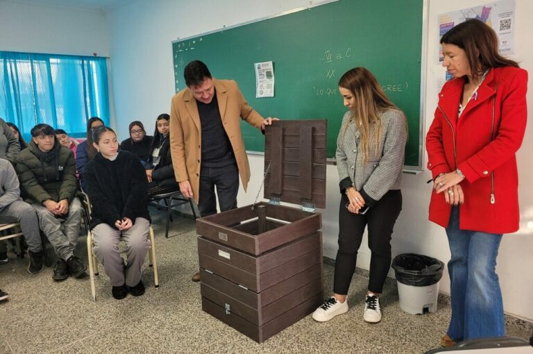 La Municipalidad de San Lorenzo entrega a las escuelas composteras realizadas con residuos plásticos