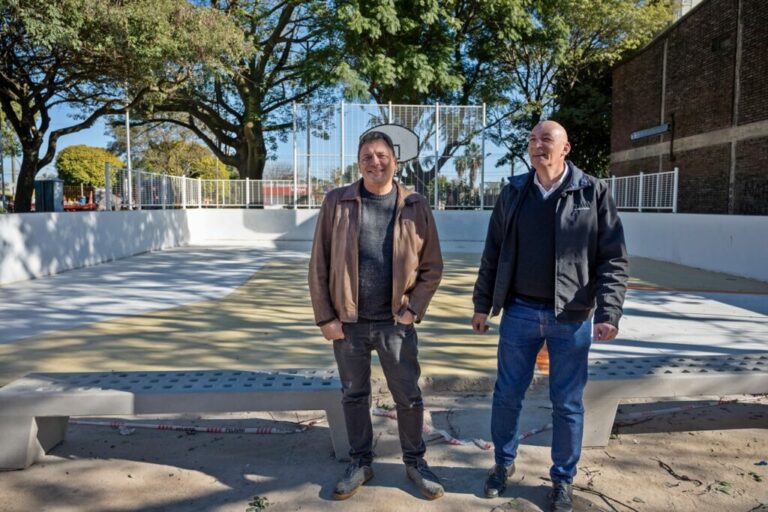 Otra apuesta al deporte: construyen una cancha de básquet 3×3 en la plaza de barrio 1° de Julio