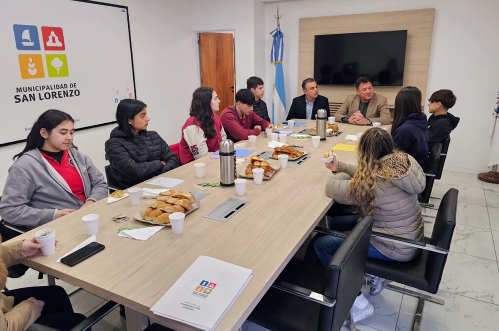 Alumnos de los colegios San Carlos y Cristiano Redentor realizarán pasantías en la Municipalidad Alumnos de los colegios San Carlos y Cristiano Redentor realizarán pasantías en la Municipalidad