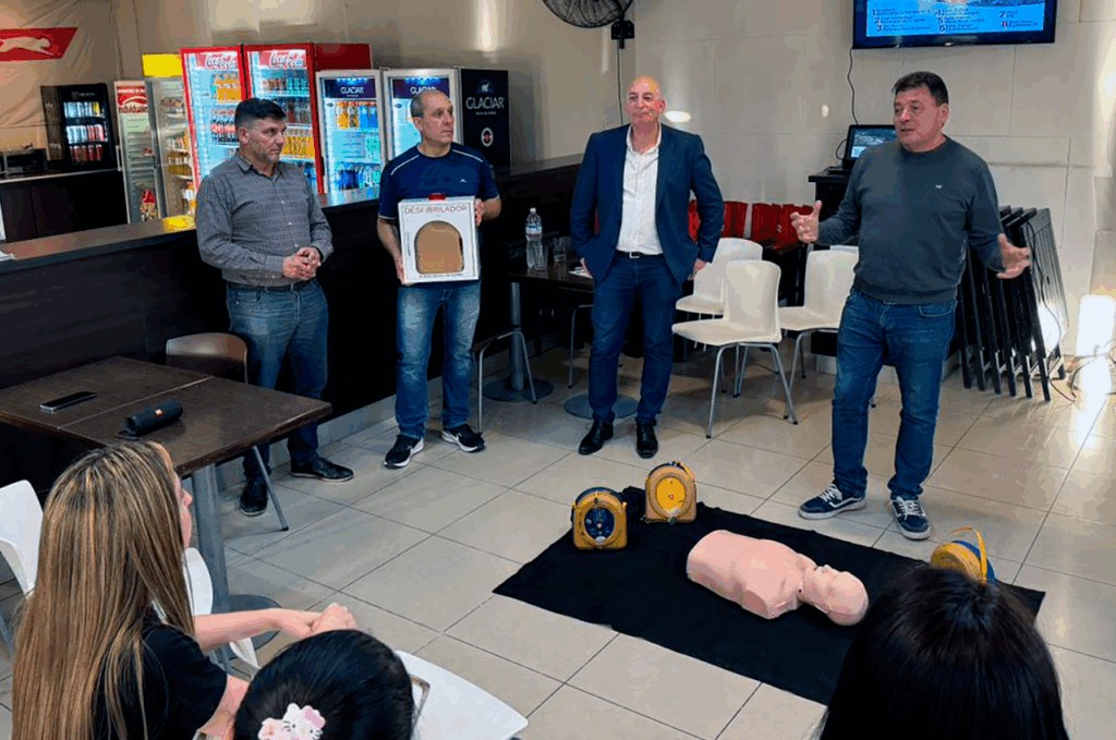 La Municipalidad de San Lorenzo dotó de un desfibrilador a la estación de servicio Puma Energy La Municipalidad de San Lorenzo dotó de un desfibrilador a la estación de servicio Puma Energy