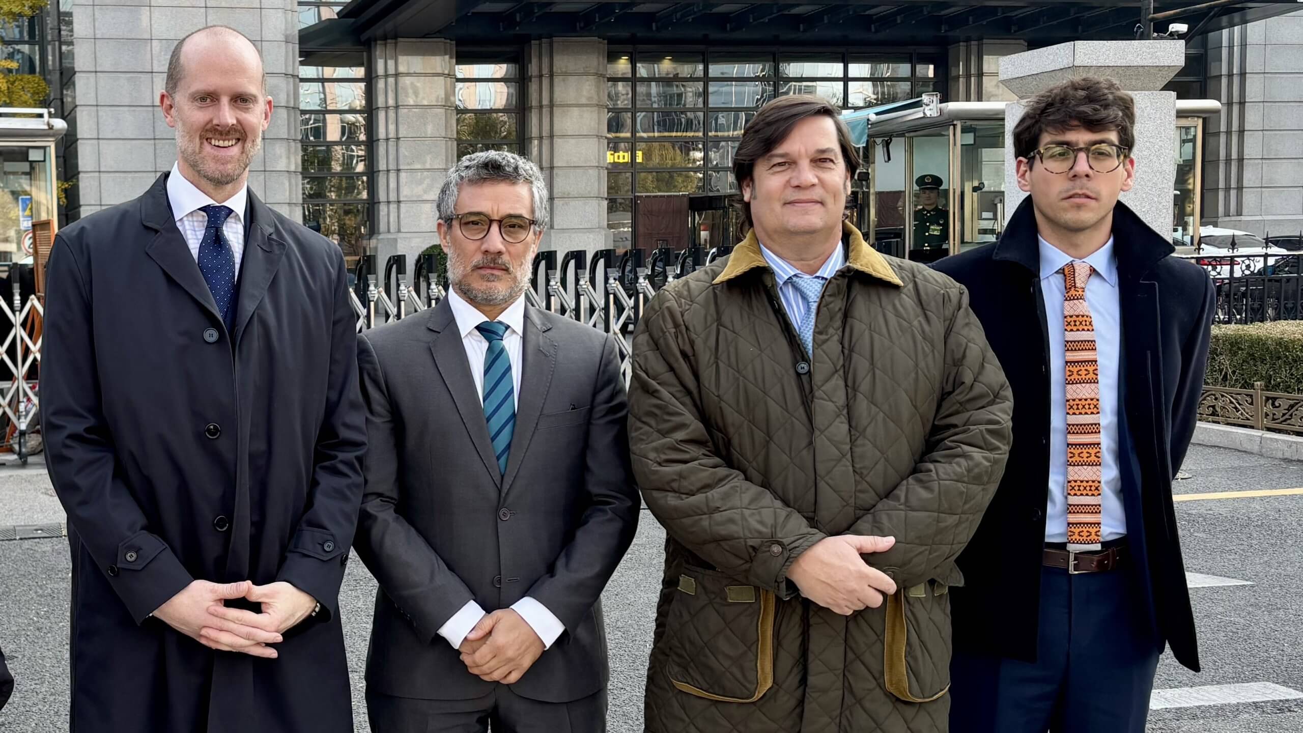 Exportaciones de carne: Argentina cierra filas para protegerse de un potencial conflicto con China 2 Georges Breitschmitt y funcionarios de la embajada de Argentina en China tras la reunion el Ministerio de Comercio scaled