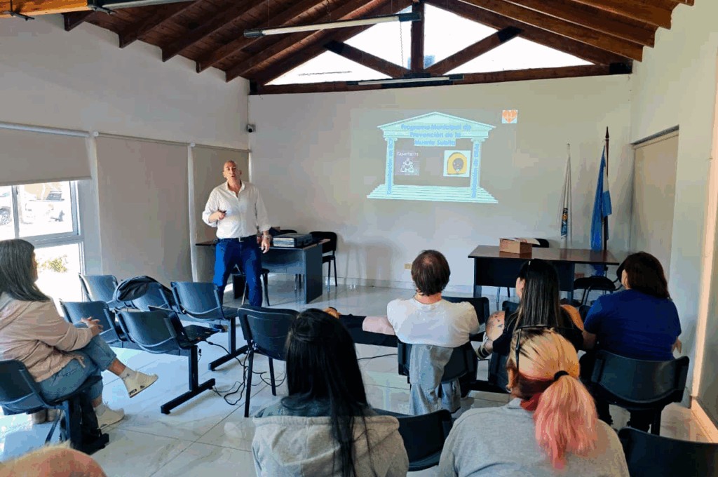 Empleados municipales se capacitaron en RCP y uso de los desfibriladores externos automáticos Empleados municipales se capacitaron en RCP y uso de los desfibriladores externos automáticos