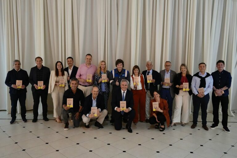 El libro controvertido que Milei regaló a su gabinete en Olivos