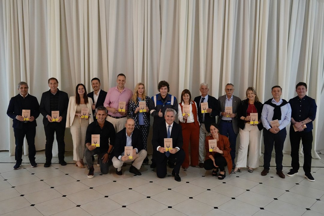 El libro controvertido que Milei regaló a su gabinete en Olivos