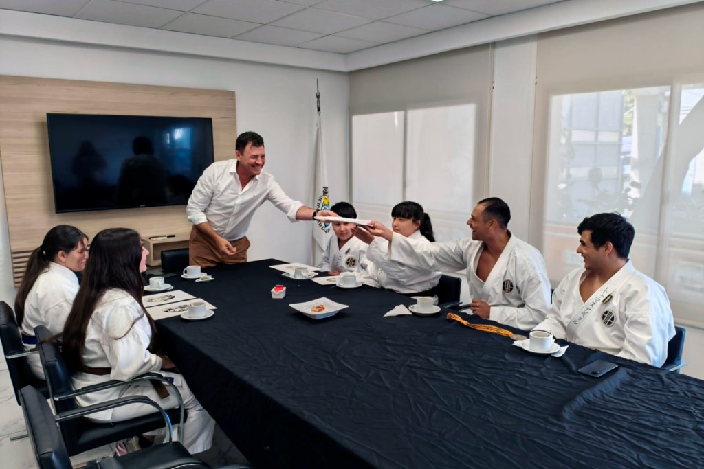 Raimundo entregó reconocimientos a alumnos de la Escuela de Karate Municipal que brillaron en Rosario Raimundo entregó reconocimientos a alumnos de la Escuela de Karate Municipal que brillaron en Rosario