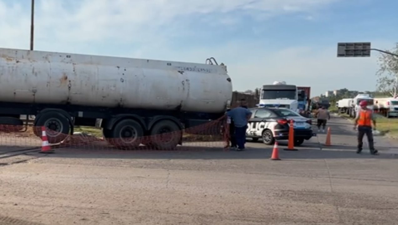 Murió un camionero tras caer bajo otro camión en el acceso al Puerto