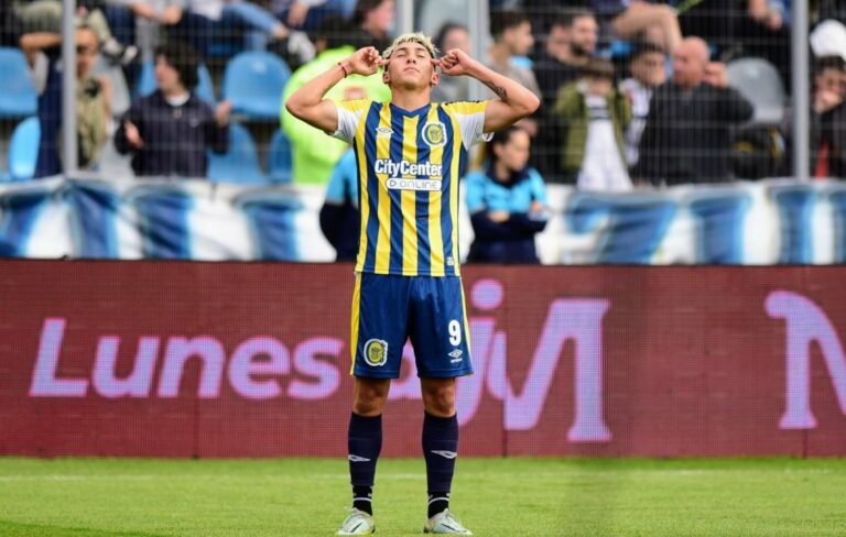 Central se desprende de un delantero