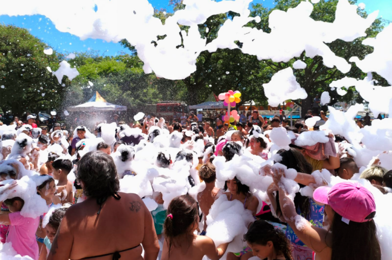 Con una gran fiesta de espuma, se cerró la primera etapa de la Colonia del Poli Municipal