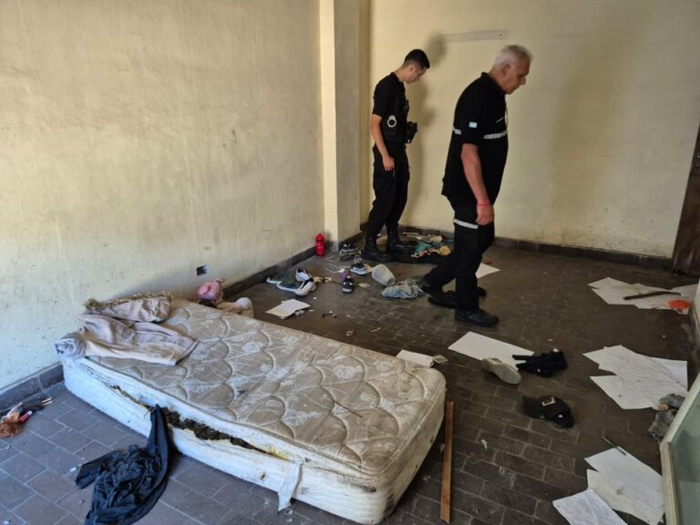 Tras reclamos vecinales, sellaron un histórico inmueble del microcentro